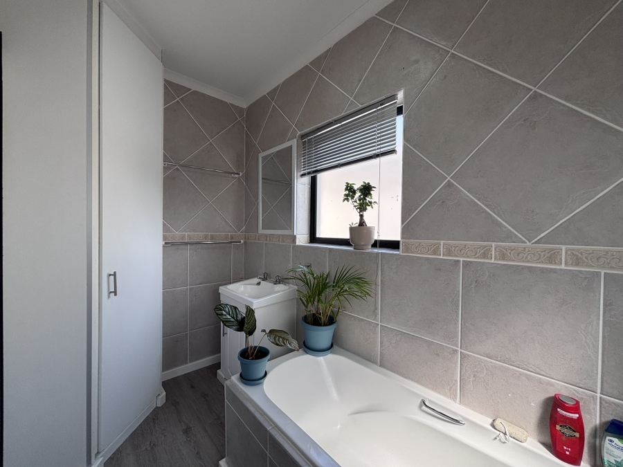 To Let 2 Bedroom Property for Rent in Parklands Western Cape